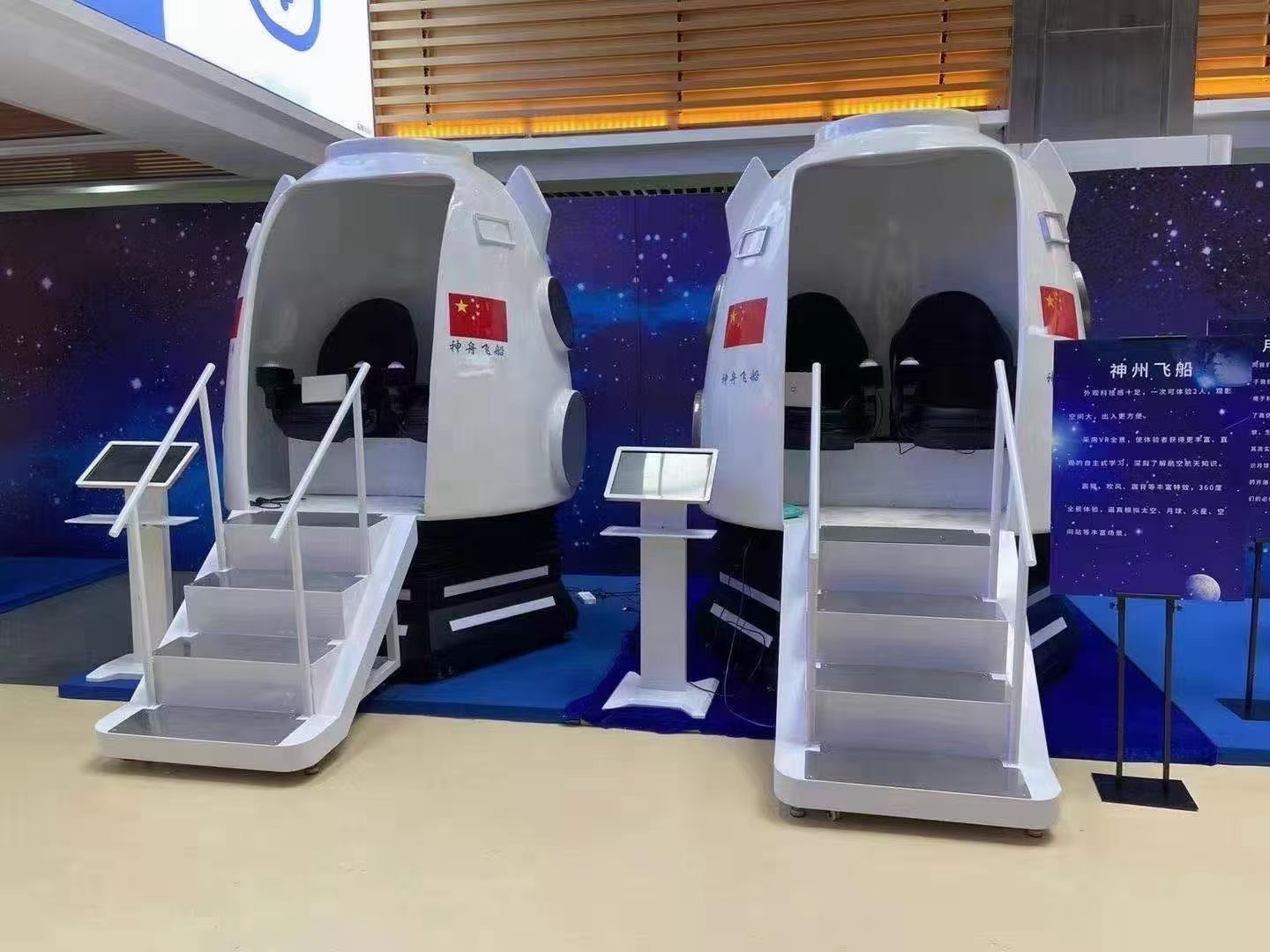 VR赛车 三屏六轴 模拟赛车互动游戏
