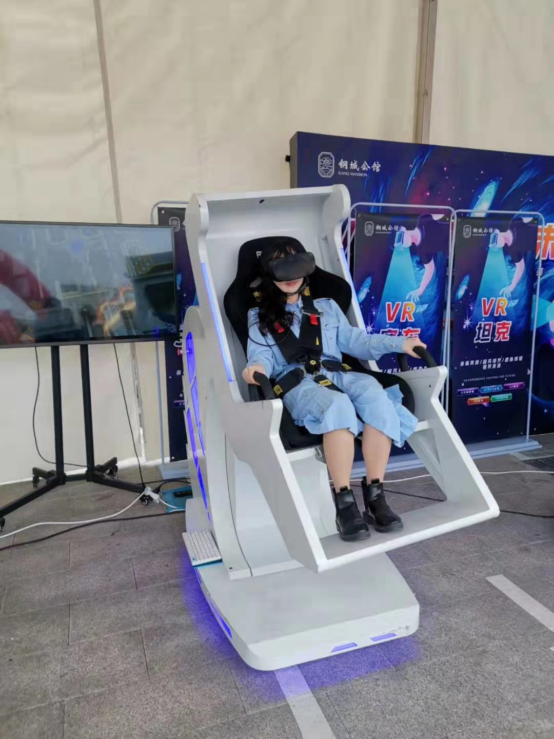 VR赛车 三屏六轴 模拟赛车互动游戏
