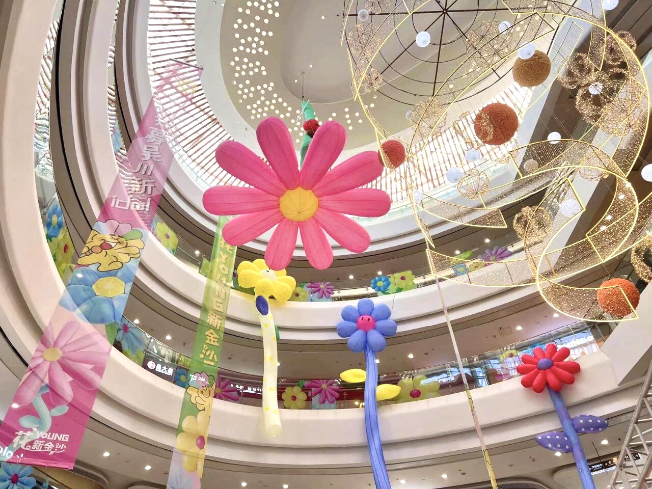 商场美陈春日限定花朵