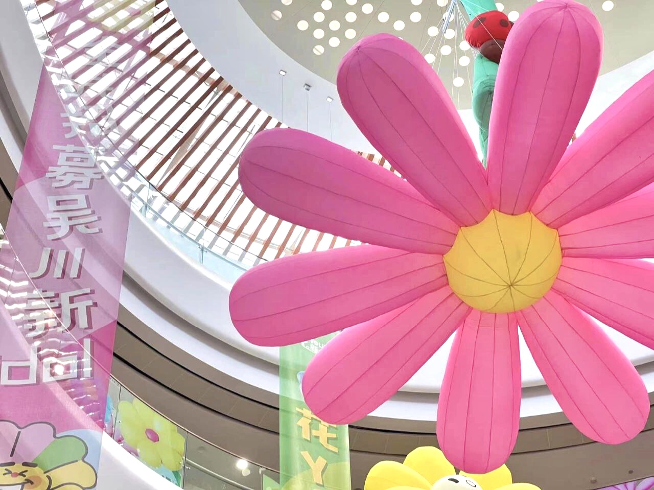 商场美陈春日限定花朵