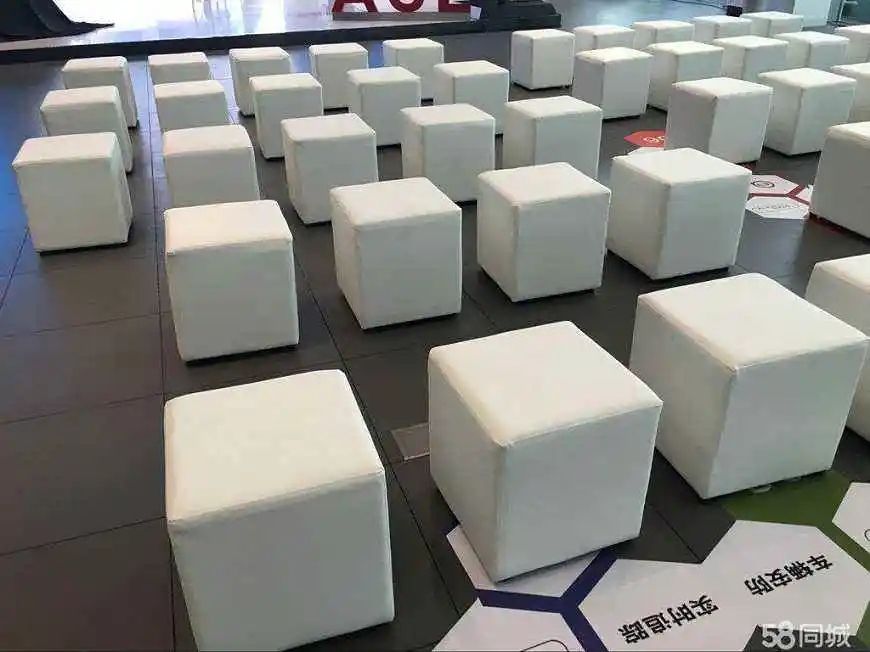 皮凳 长条沙发 展架 铁马桌椅租赁提供茶几、演讲台、沙发