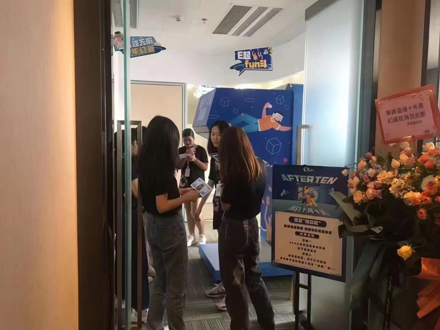 微笑提款机 颜值打分商场奖券互动装置