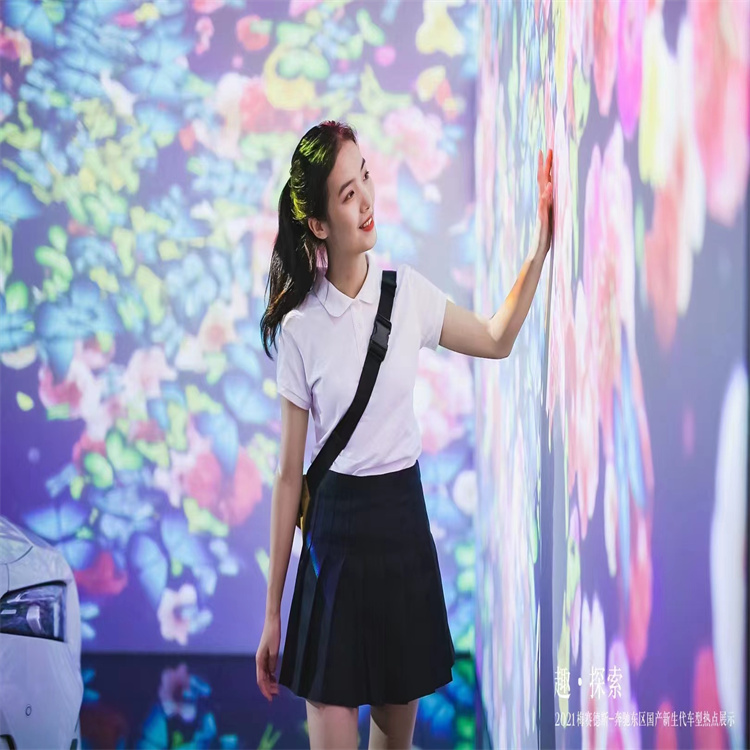 沉浸式互动投影奔驰车展 车展互动装置定制