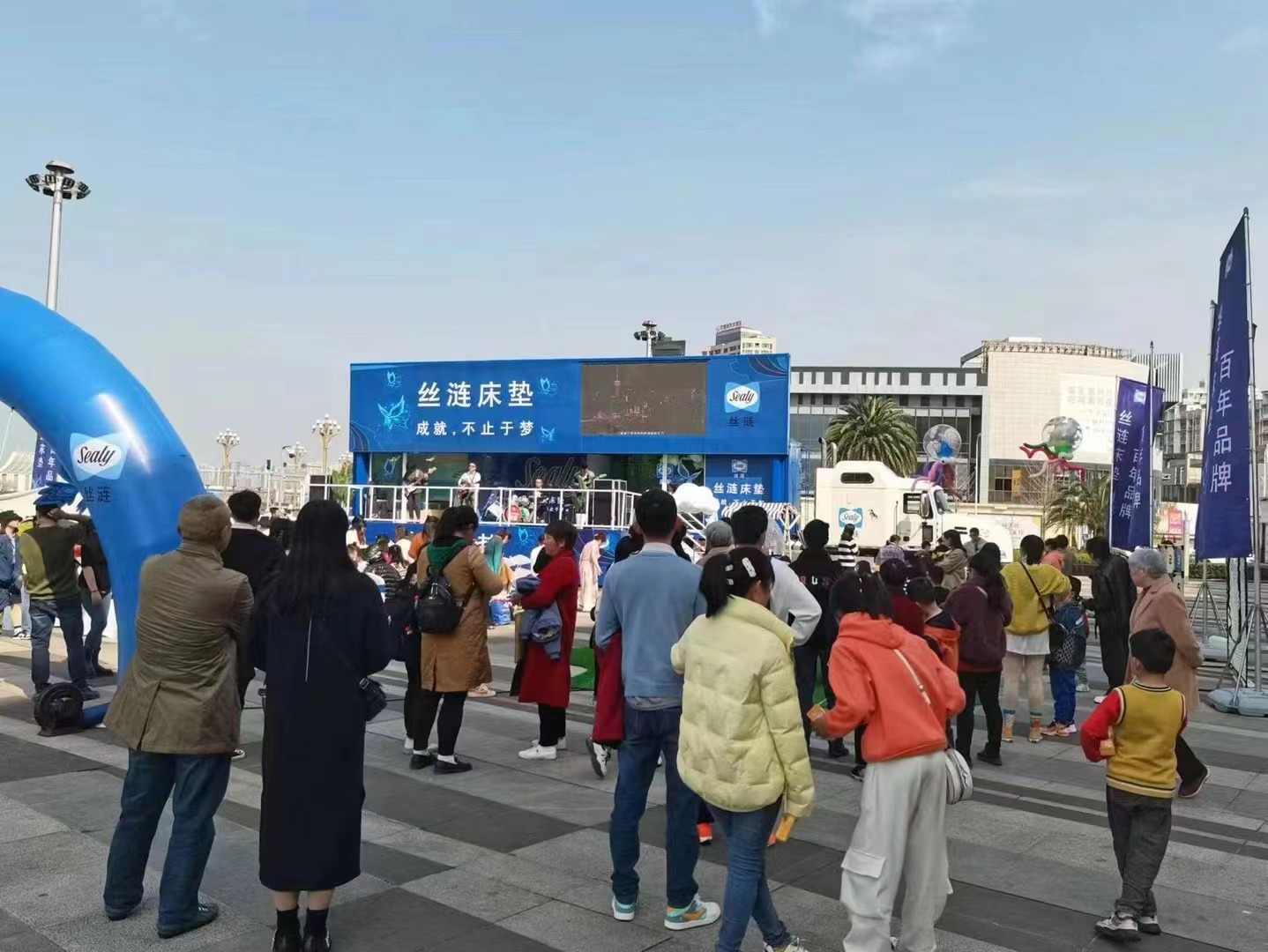 上海亦荨——户外大篷车商业展出