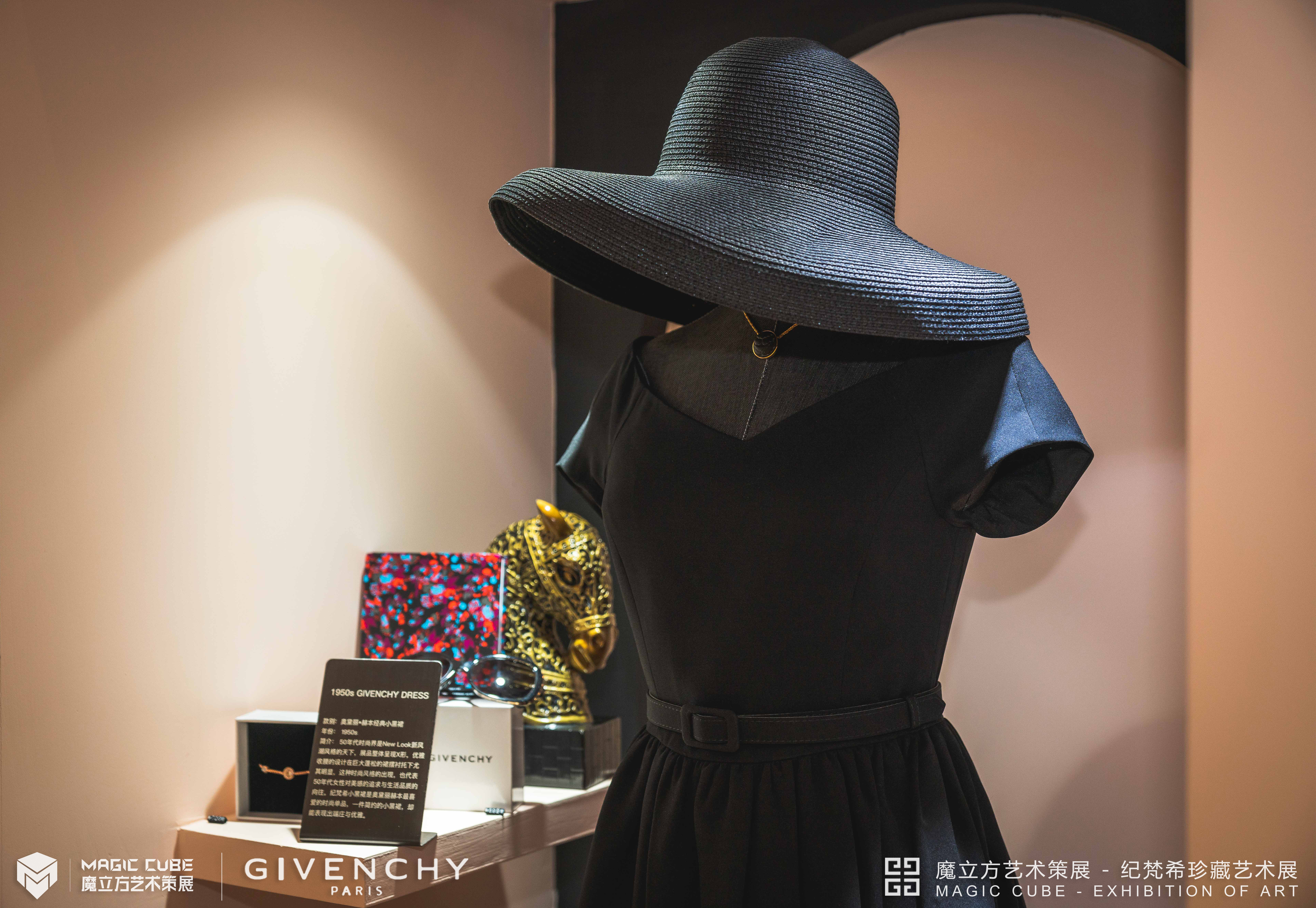 GIVENCHY  纪梵希箱包艺术展