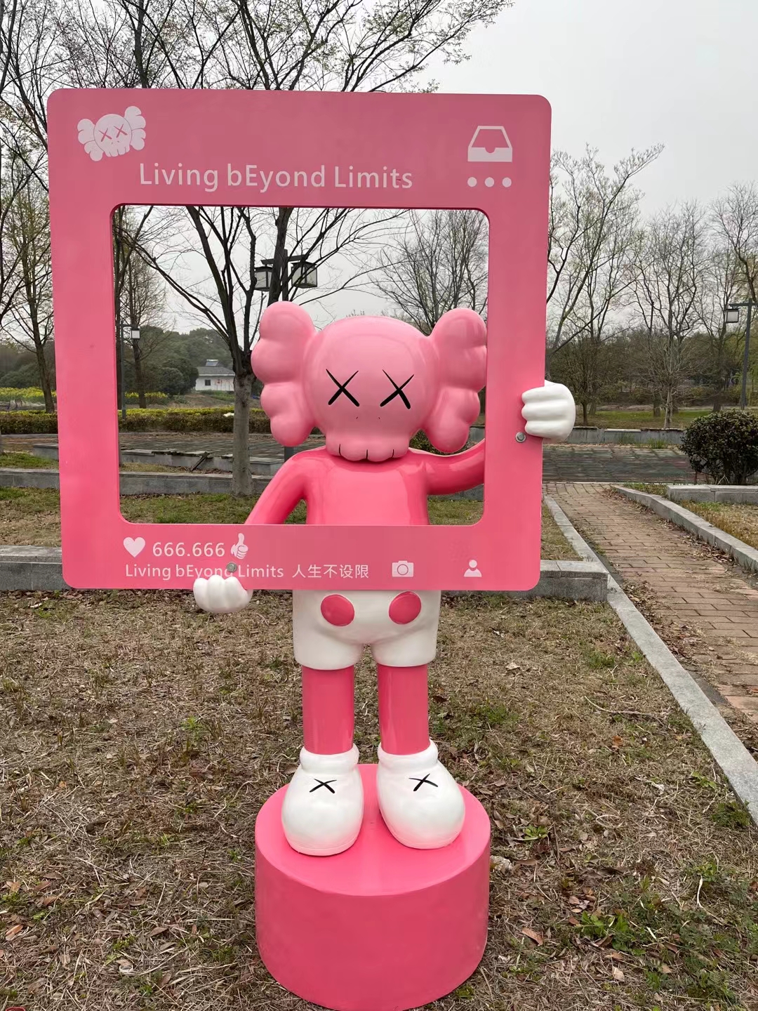 KAWS雕塑