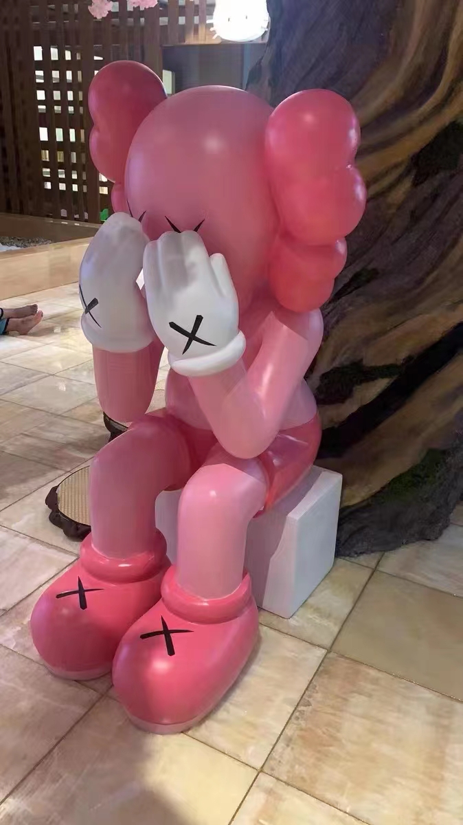 KAWS雕塑
