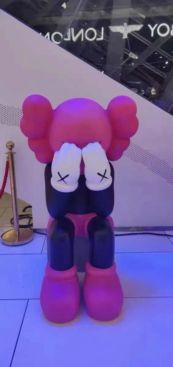 KAWS雕塑