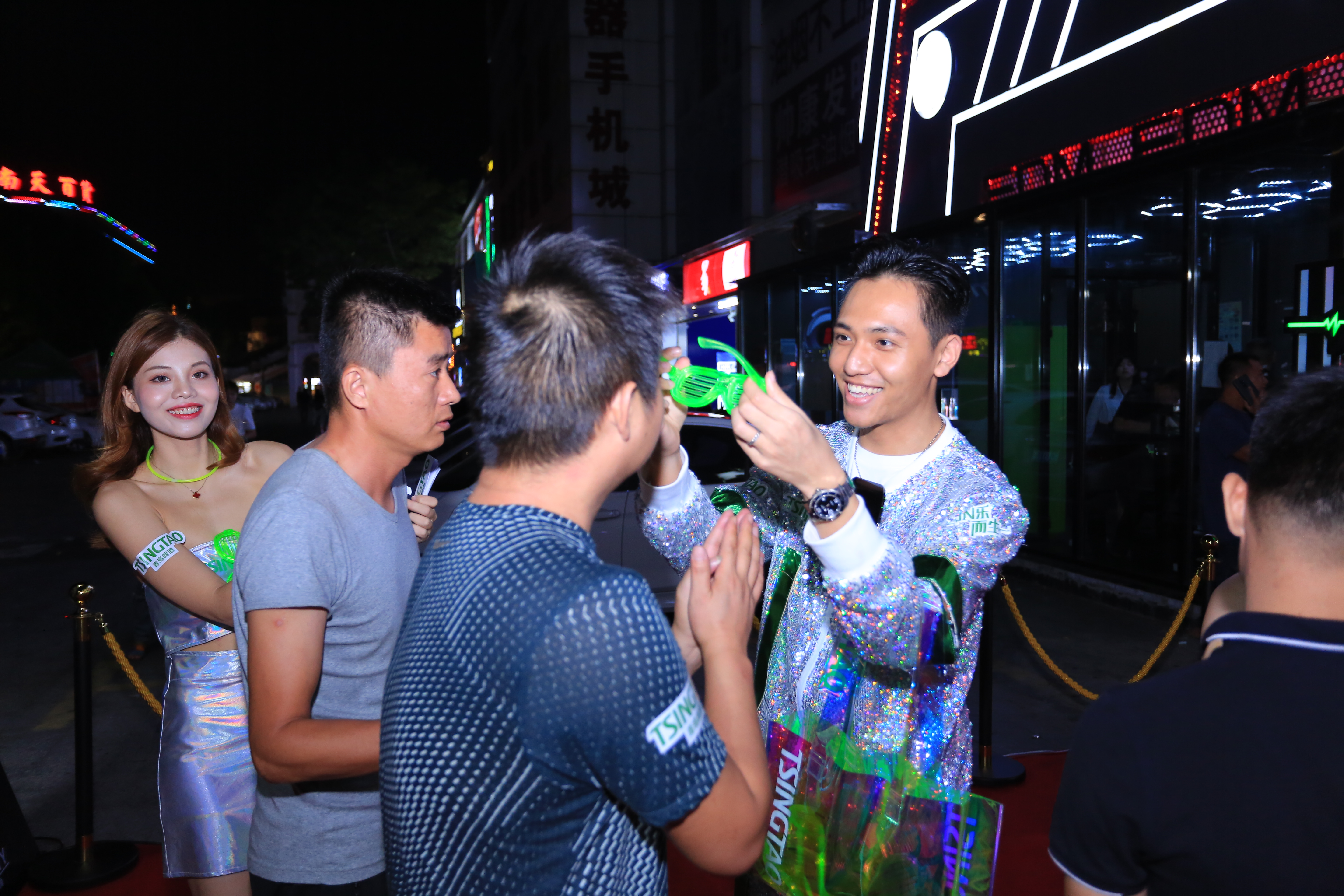 酒吧派对巡游活动