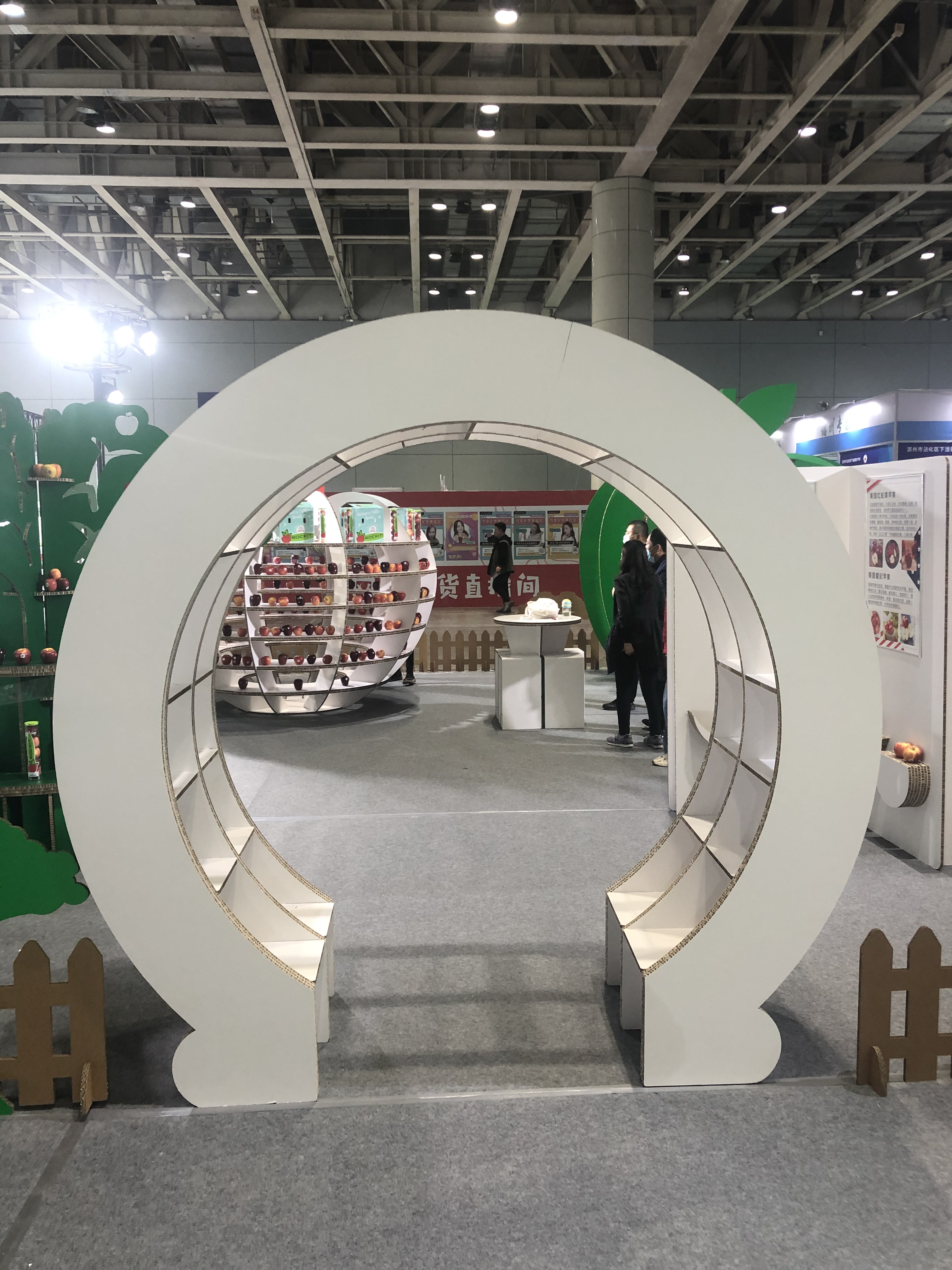 纸椅展台搭建美陈展示