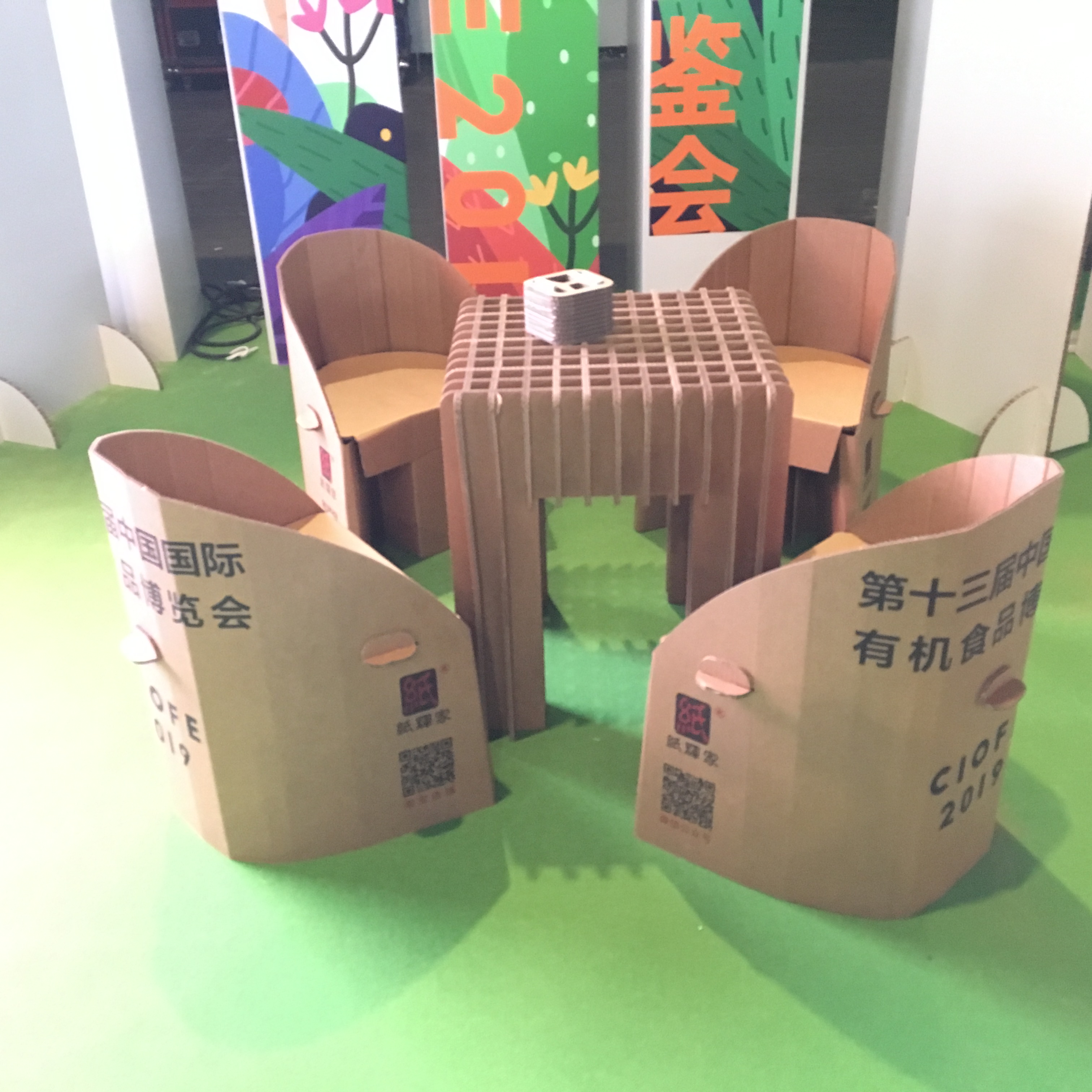 纸椅展台搭建美陈展示