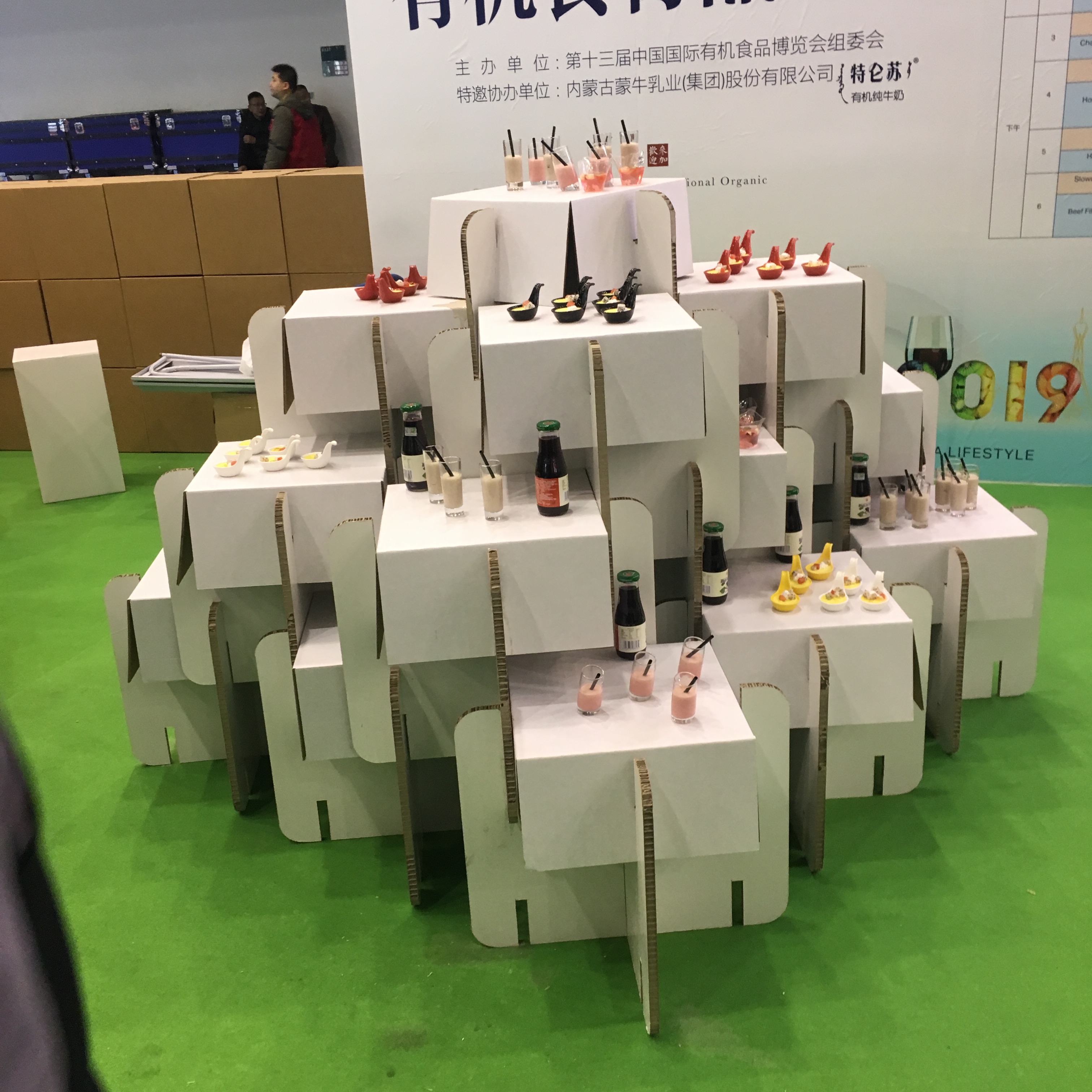 纸椅展台搭建美陈展示