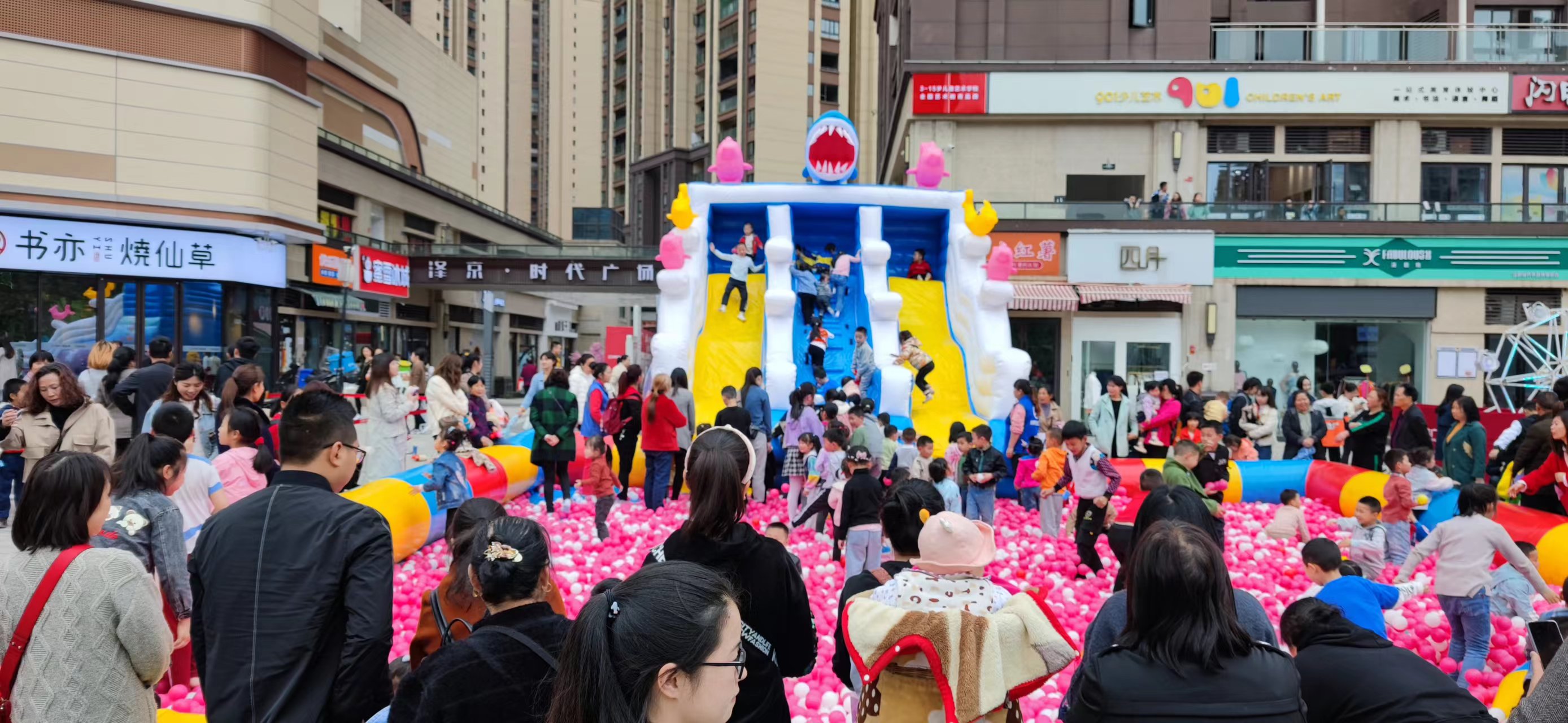 夏季水上乐园水上充气城堡冲关气模道具租赁供应