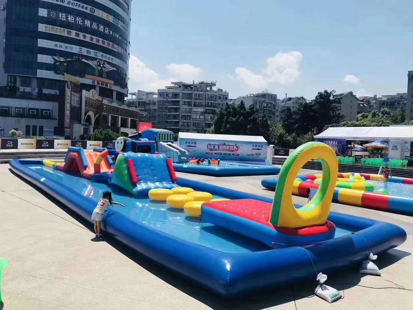 夏季水上乐园水上充气城堡冲关气模道具租赁供应