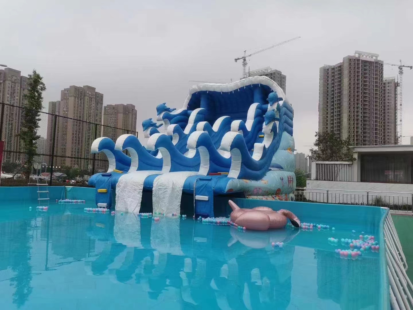 夏季水上乐园水上充气城堡冲关气模道具租赁供应