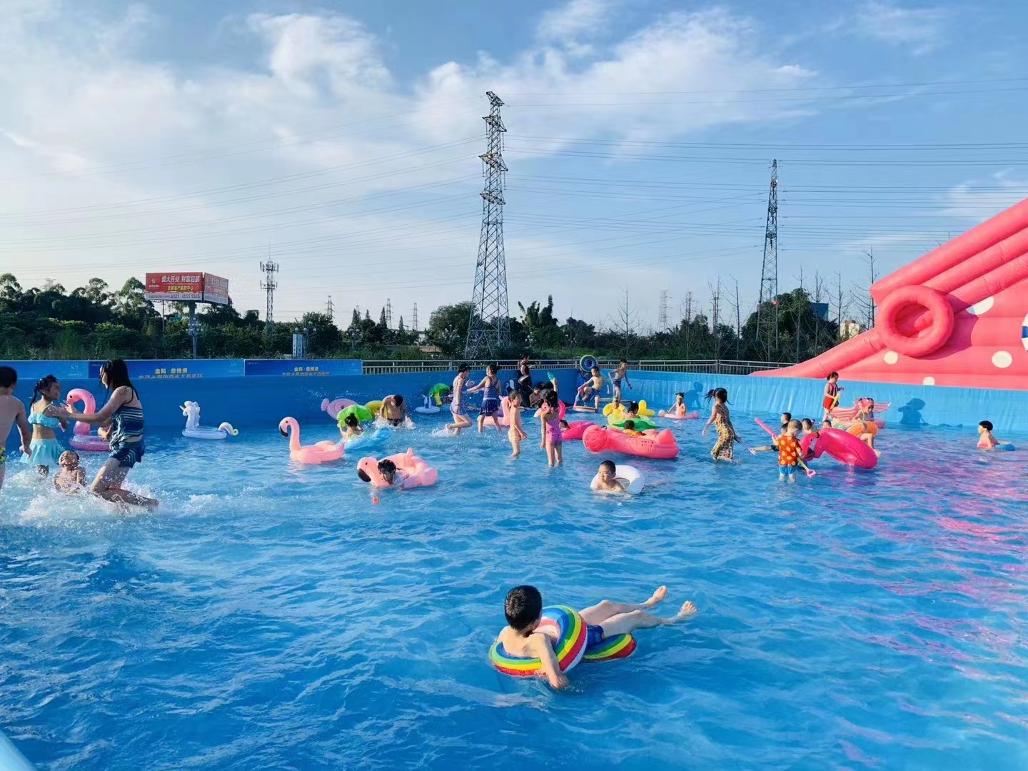 夏季水上乐园水上充气城堡冲关气模道具租赁供应