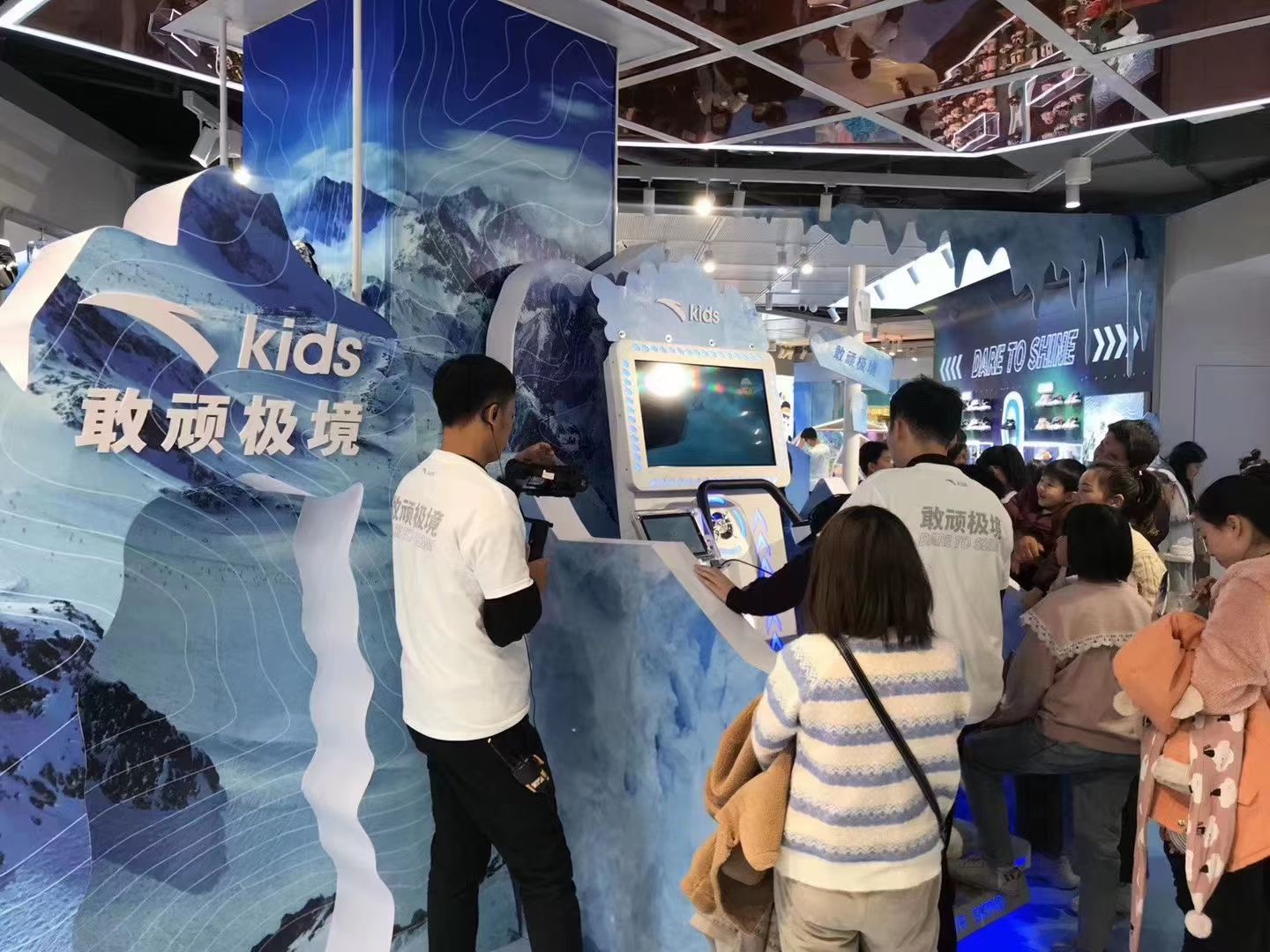 vr游戏设备租赁飞船 热气球 雪山 节奏光剑儿童节游乐园