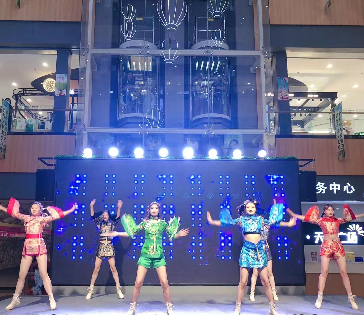 海南海口三亚灯光音响舞台桁架 快闪店车展灯水雾机书<font style="color: #FF8F00 !important;">画展</font>板搭建