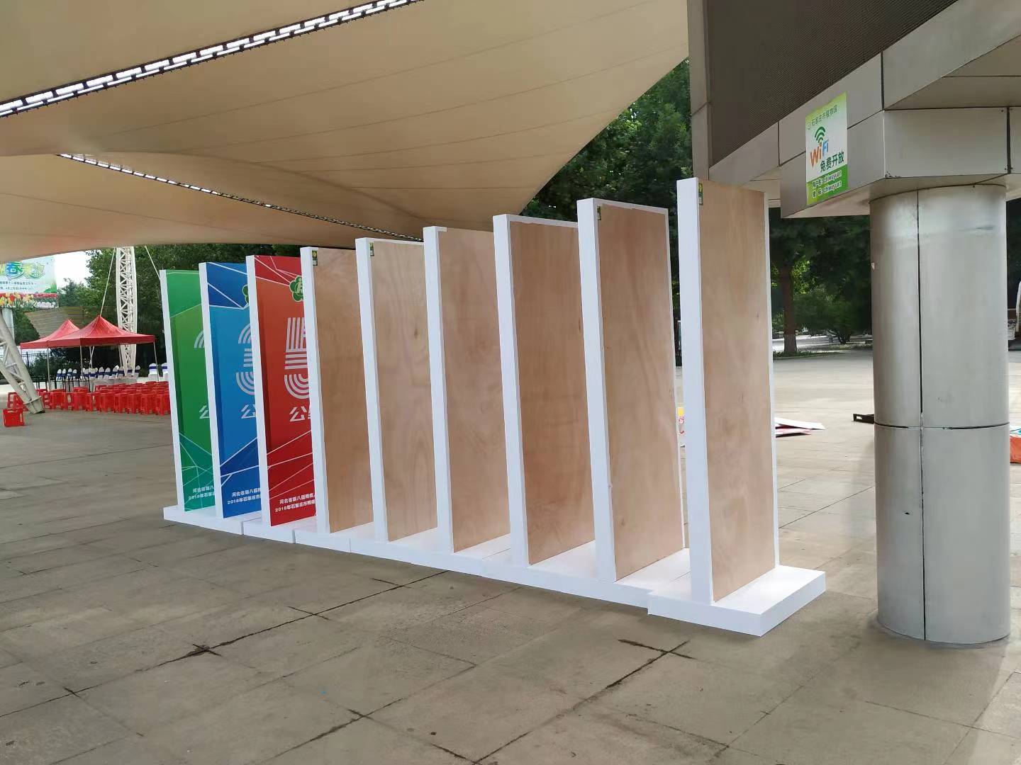 石家庄指引牌无皮鼓化妆台娃娃机水鼓无缝展板演出看台