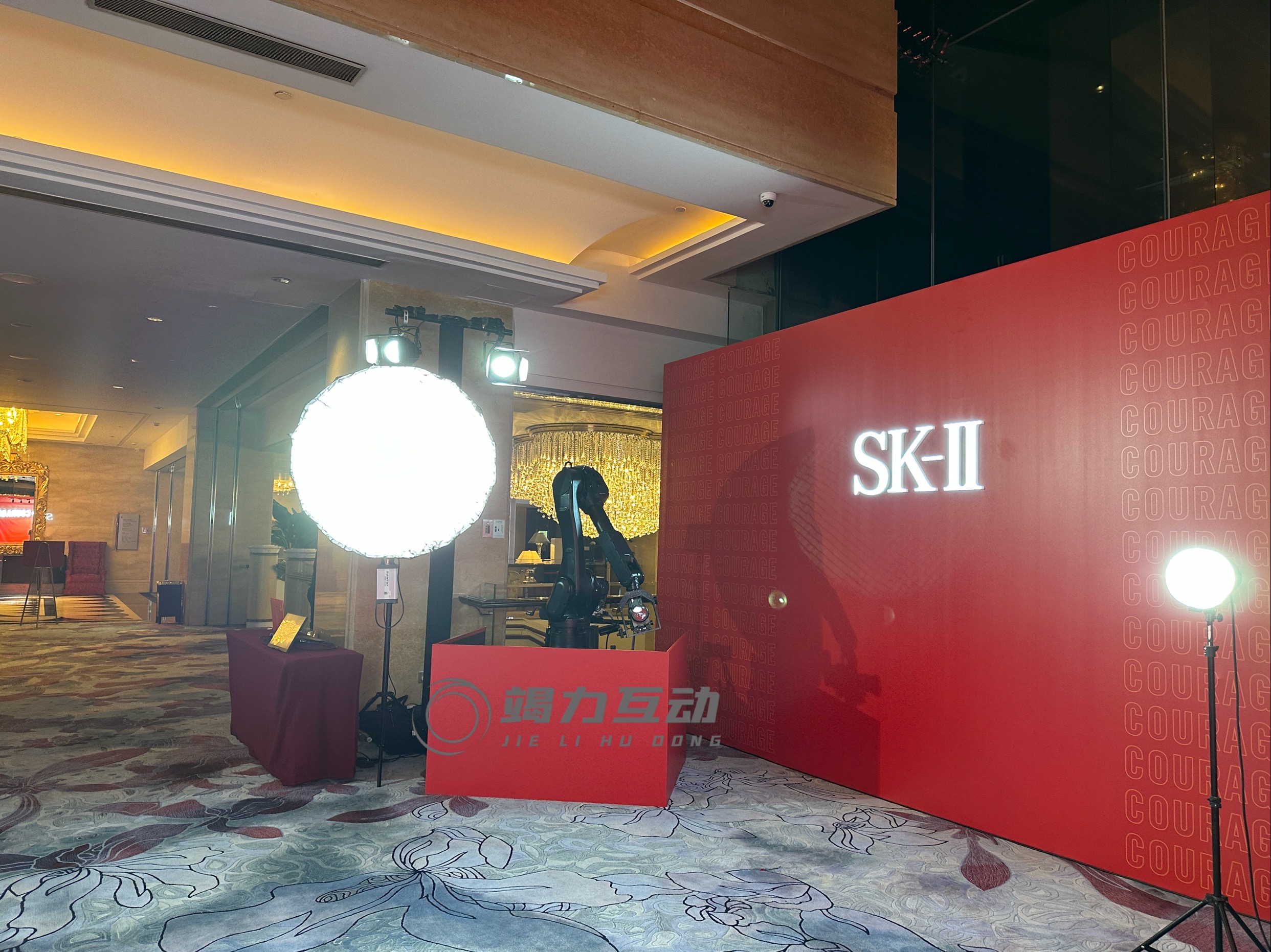 SK-2新品发布格莱美机械臂拍照