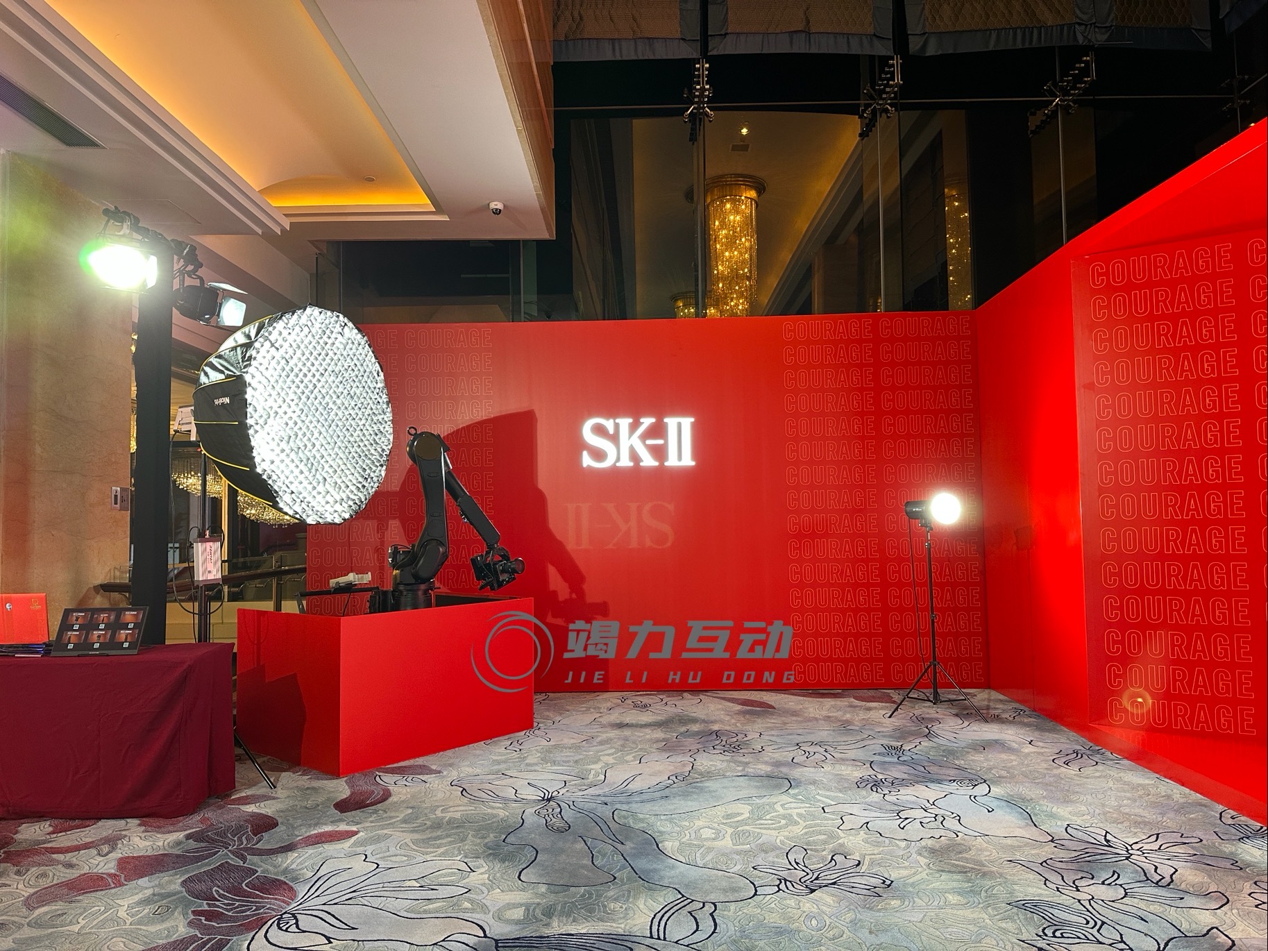 SK-2新品发布格莱美机械臂拍照