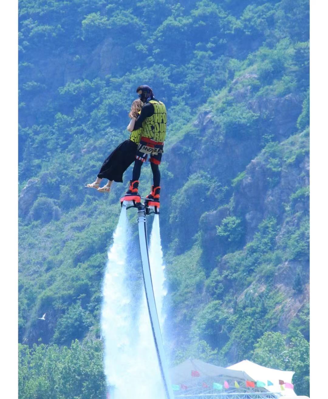 大型水上活动水中芭蕾水中带人飞人活动商场地产引流