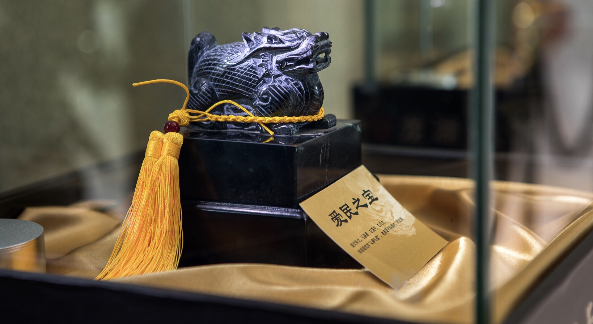 皇家非遗展龙袍玉玺团扇凤冠唐三彩