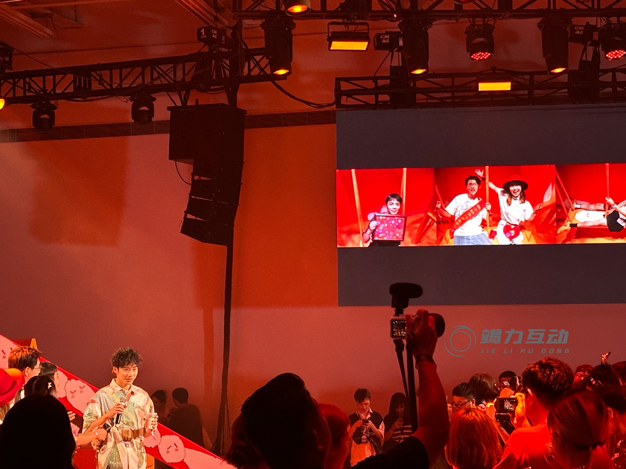 【小红书周年庆】荡秋千拍照互动