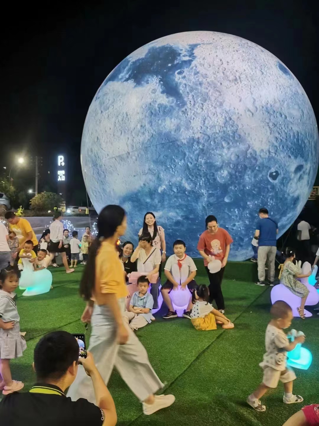 中秋发光兔子充气月球宇航员太空人兔子星球灯七彩变色出售