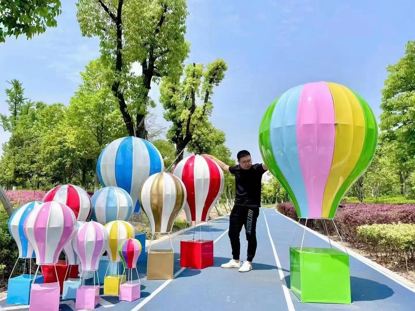 城市网红地标打卡我爱城市爱心相框互动热气球秋千铁艺美陈摆件