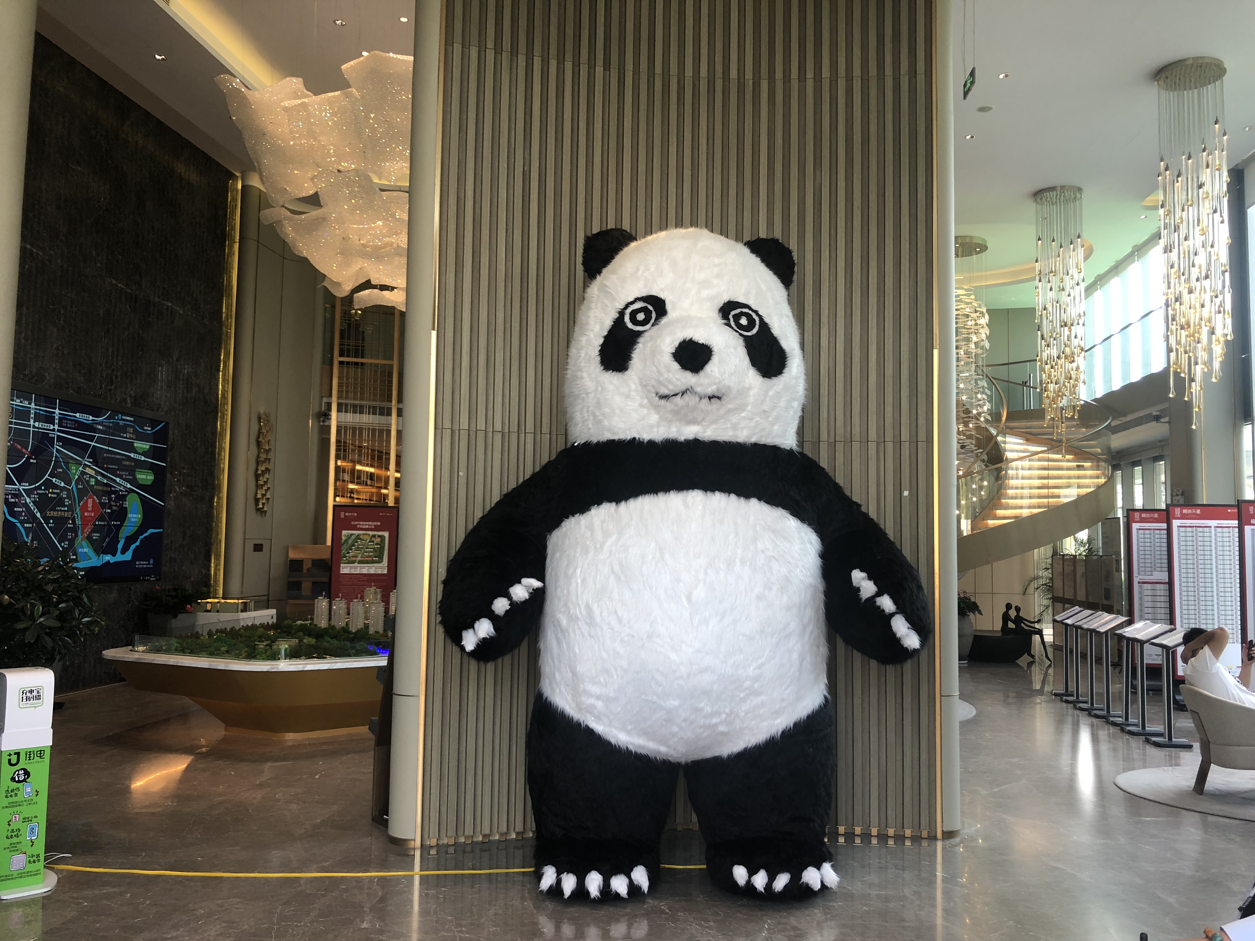 充气毛绒卡通