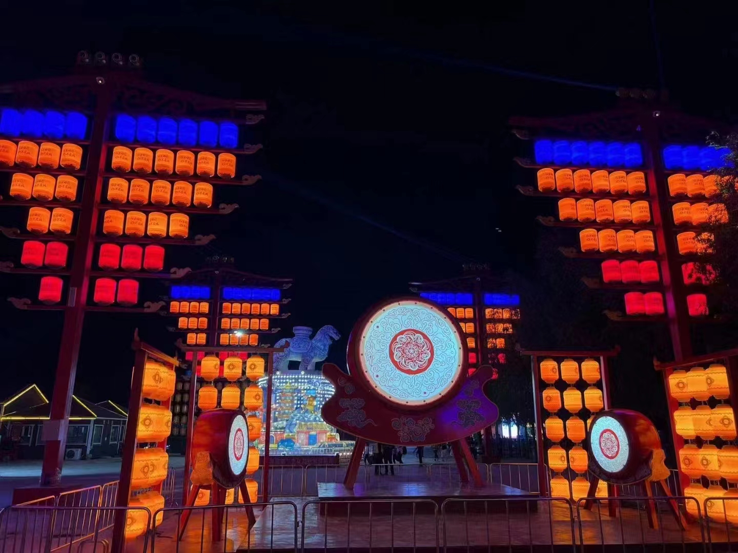 景区不夜城打造景观舞台门楼大灯架灯笼铁艺美陈演绎花车定制厂家