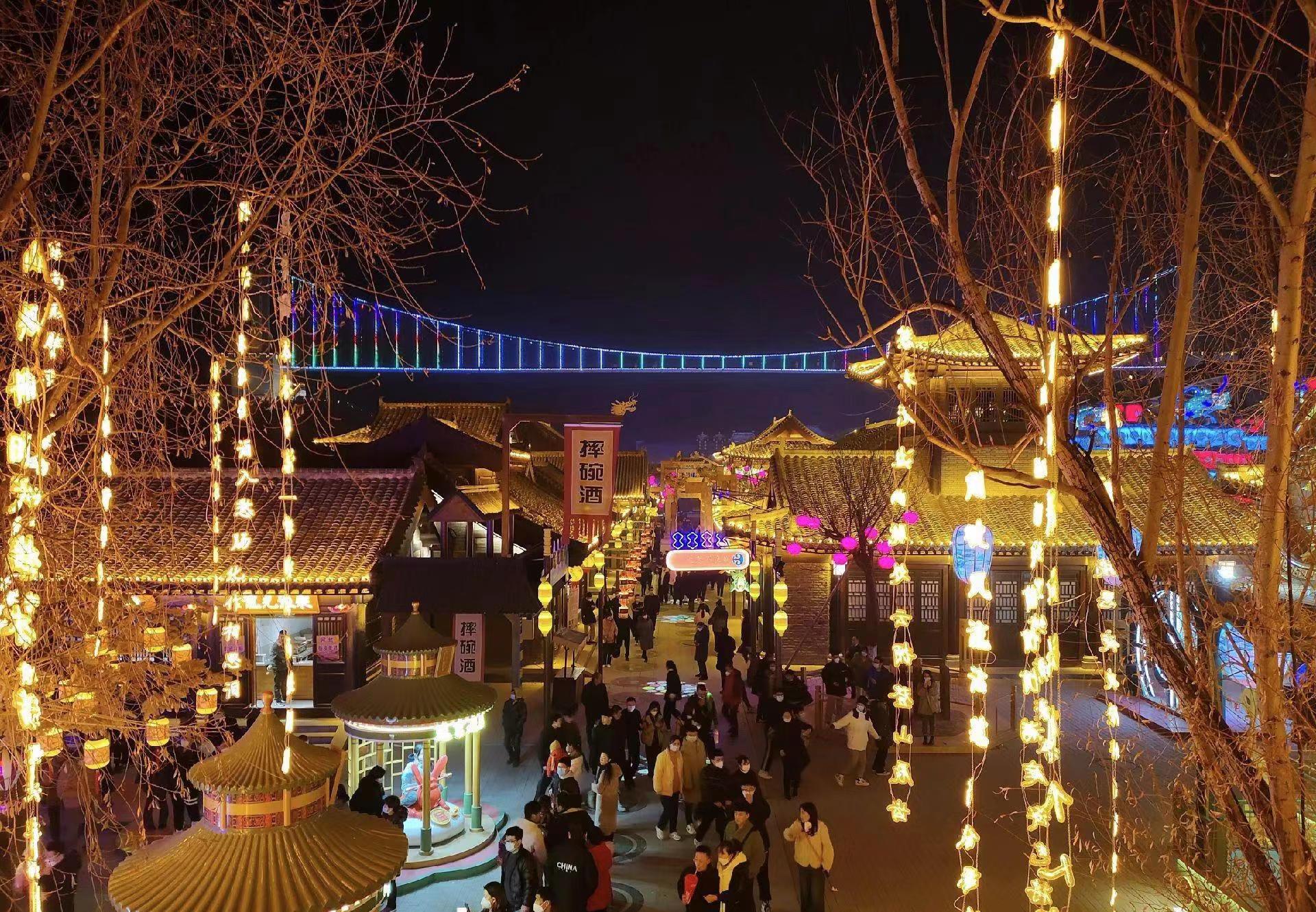 景区不夜城打造景观舞台门楼大灯架灯笼铁艺美陈演绎花车定制厂家