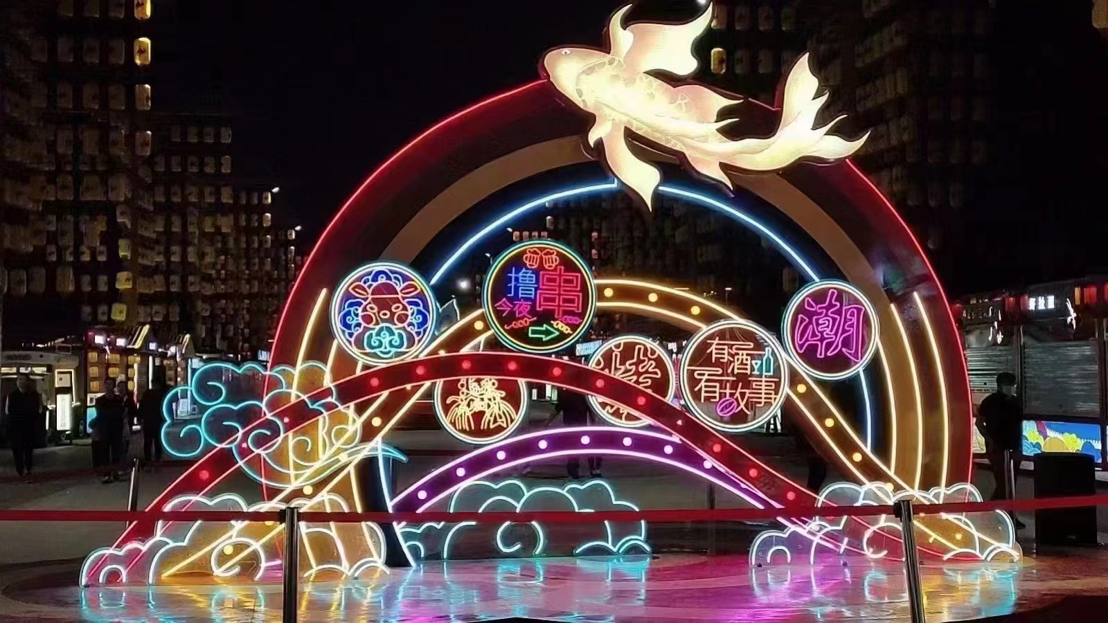 景区不夜城打造景观舞台门楼大灯架灯笼铁艺美陈演绎花车定制厂家