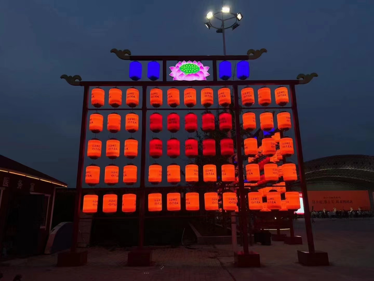 景区不夜城打造景观舞台门楼大灯架灯笼铁艺美陈演绎花车定制厂家