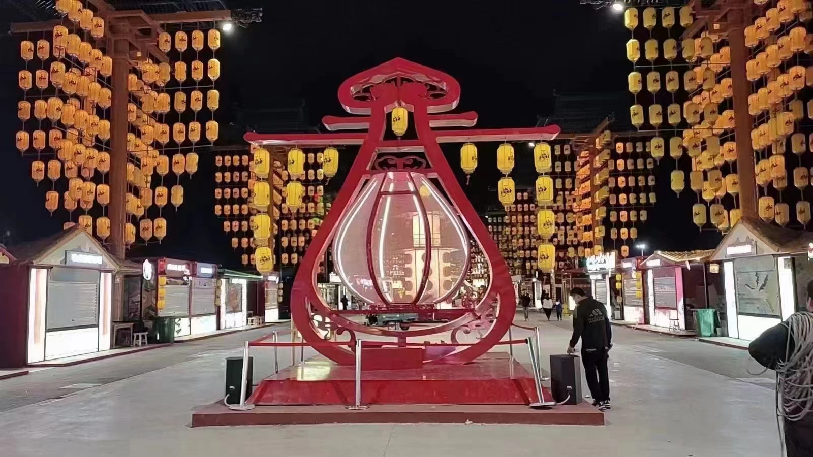 景区不夜城打造景观舞台门楼大灯架灯笼铁艺美陈演绎花车定制厂家
