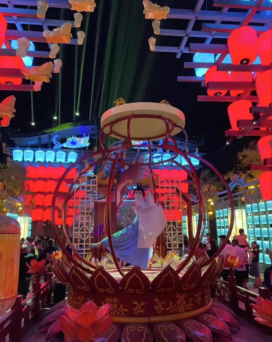景区不夜城打造景观舞台门楼大灯架灯笼铁艺美陈演绎花车定制厂家