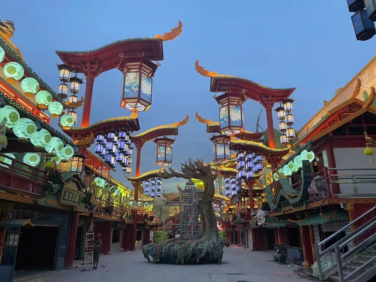 景区不夜城打造景观舞台门楼大灯架灯笼铁艺美陈演绎花车定制厂家