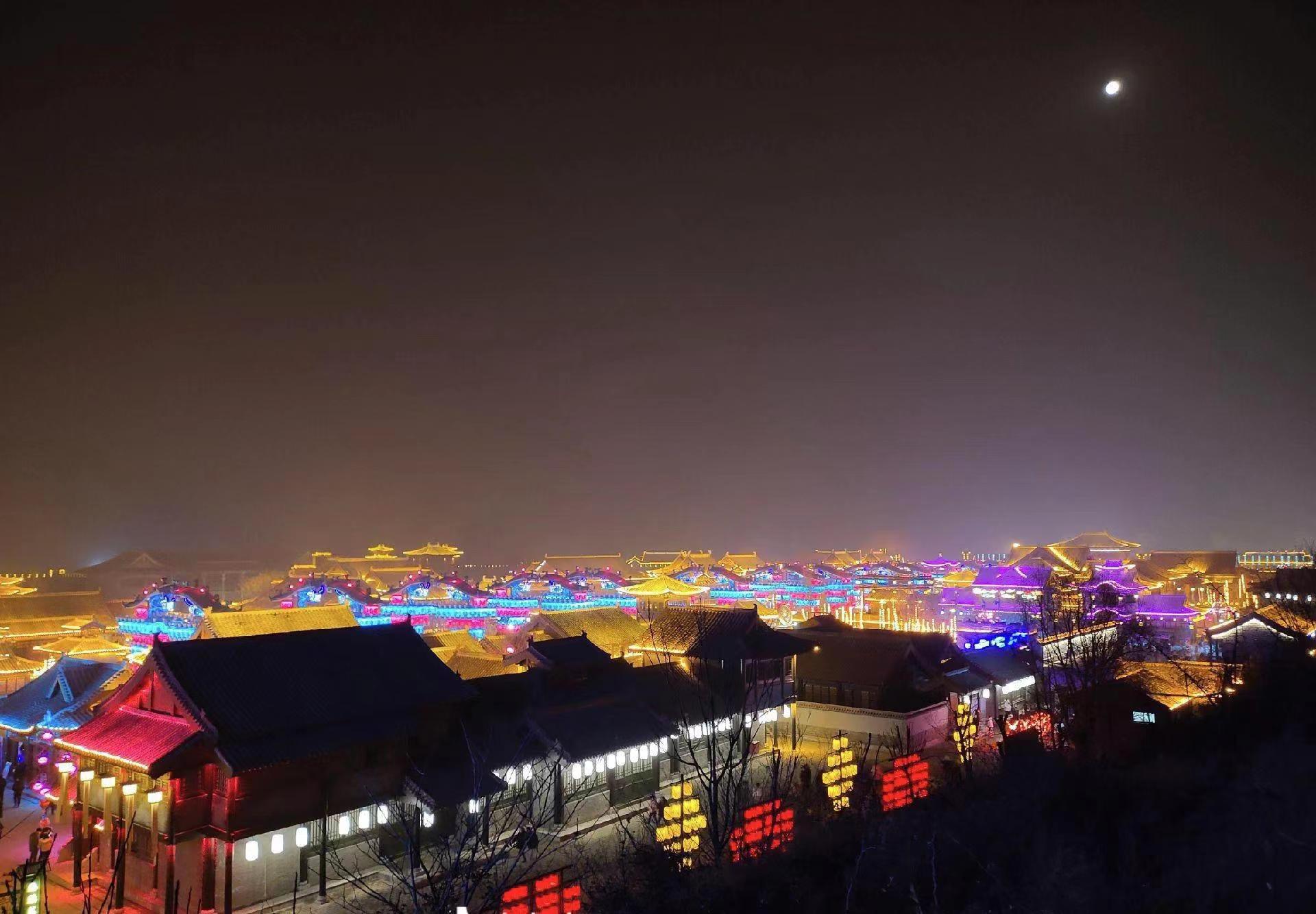 景区不夜城打造景观舞台门楼大灯架灯笼铁艺美陈演绎花车定制厂家