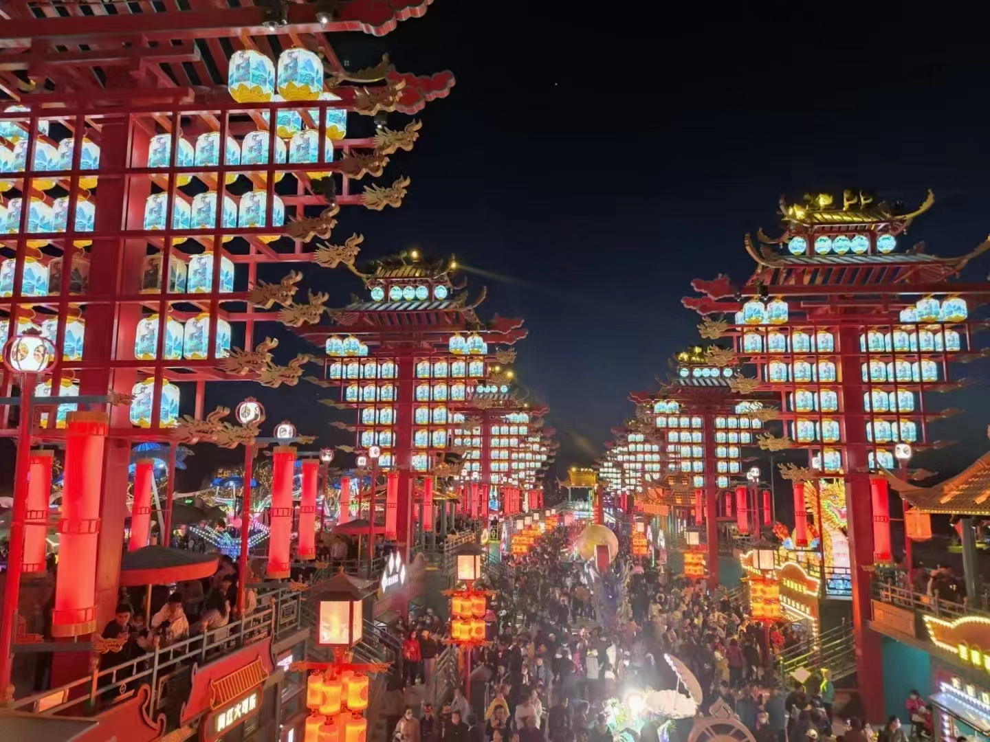 景区不夜城打造景观舞台门楼大灯架灯笼铁艺美陈演绎花车定制厂家