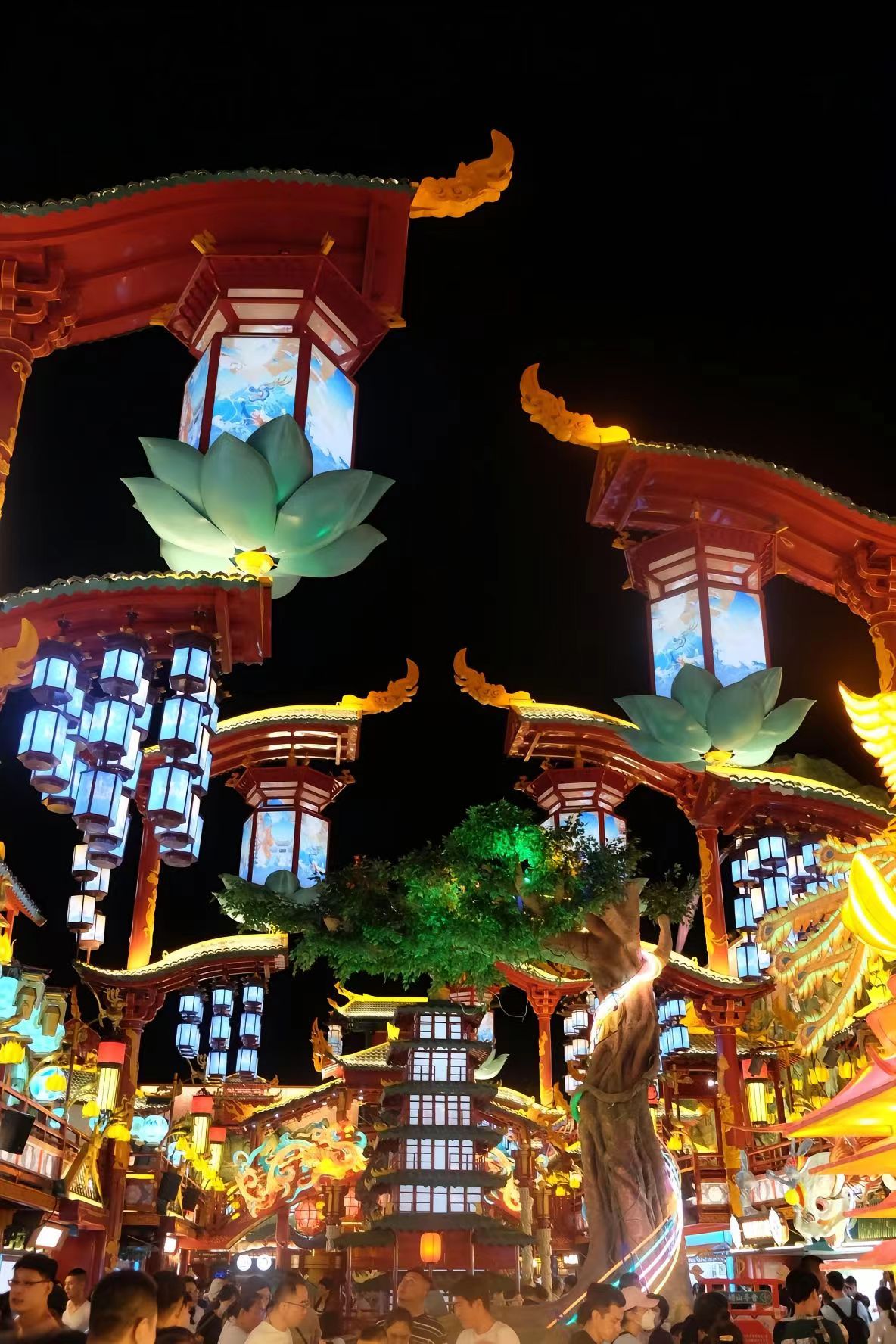 景区不夜城打造景观舞台门楼大灯架灯笼铁艺美陈演绎花车定制厂家