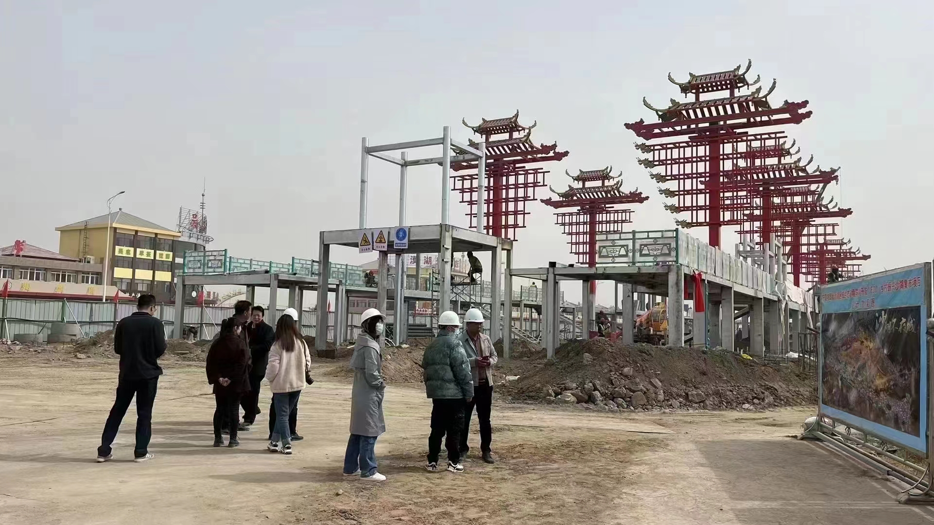 景区不夜城打造景观舞台门楼大灯架灯笼铁艺美陈演绎花车定制厂家