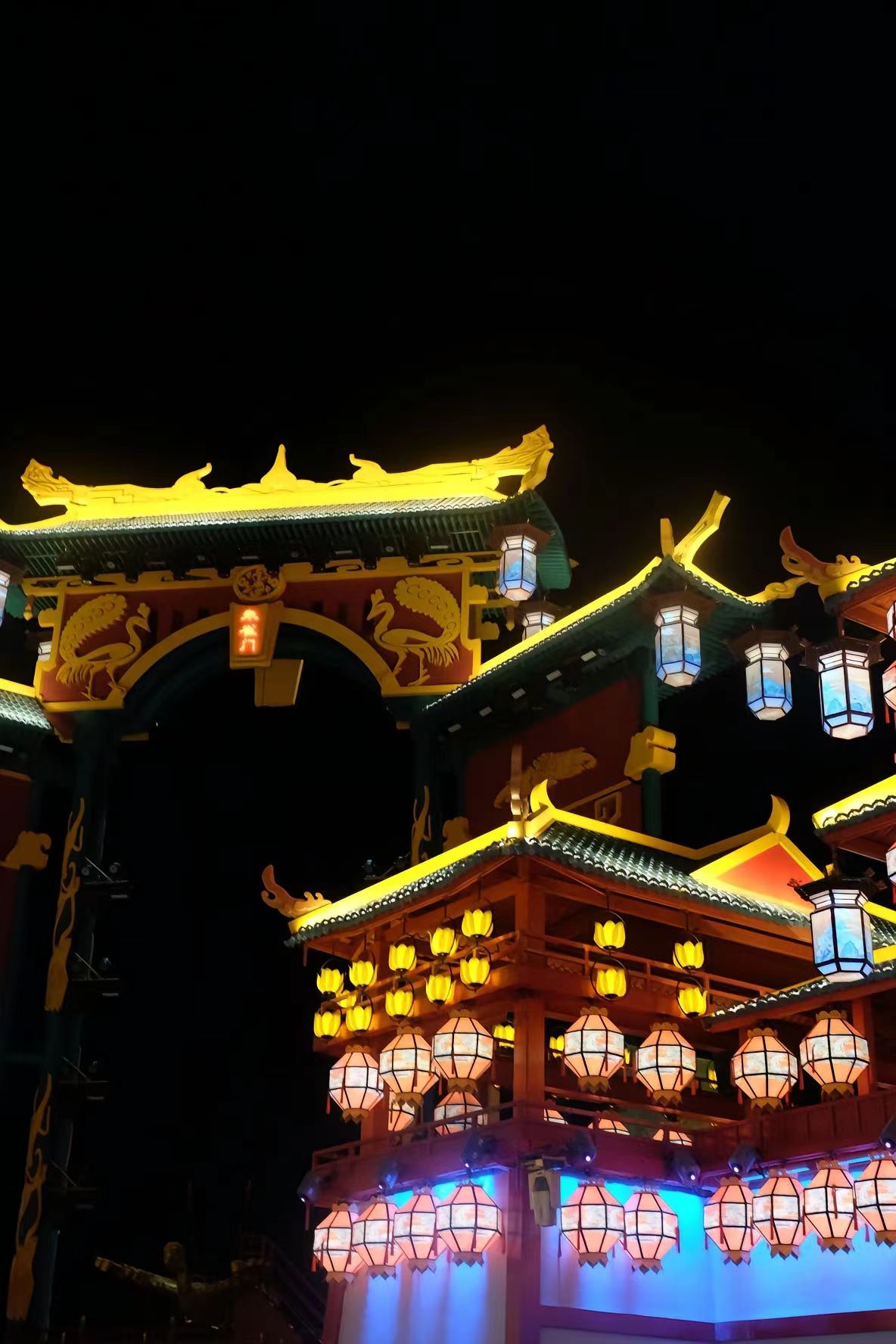 景区不夜城打造景观舞台门楼大灯架灯笼铁艺美陈演绎花车定制厂家