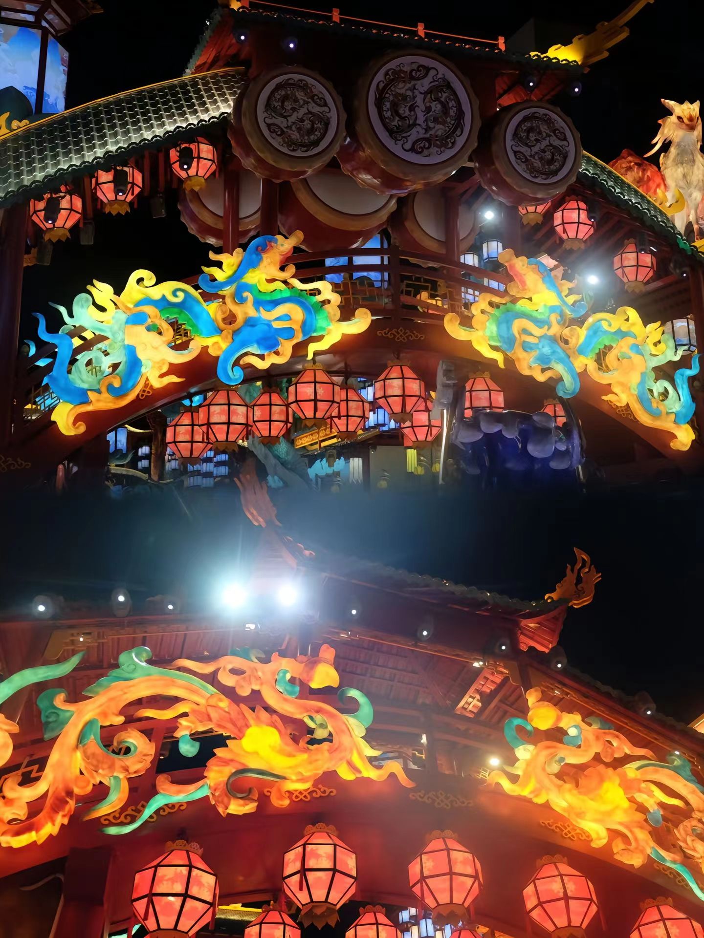 景区不夜城打造景观舞台门楼大灯架灯笼铁艺美陈演绎花车定制厂家
