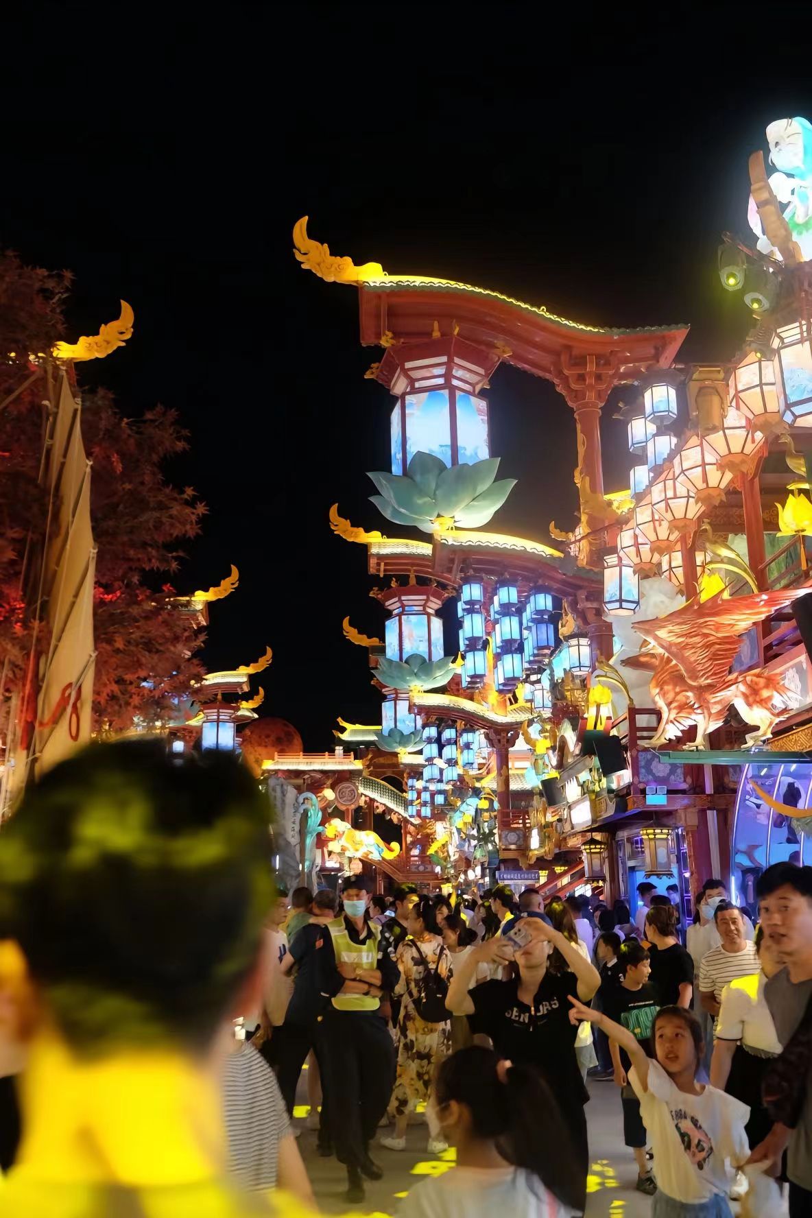 景区不夜城打造景观舞台门楼大灯架灯笼铁艺美陈演绎花车定制厂家