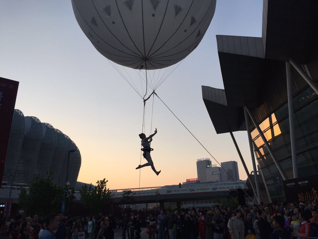 中秋国庆气球高空芭蕾/高空威亚秀/高空芭蕾表演/威亚高空秀