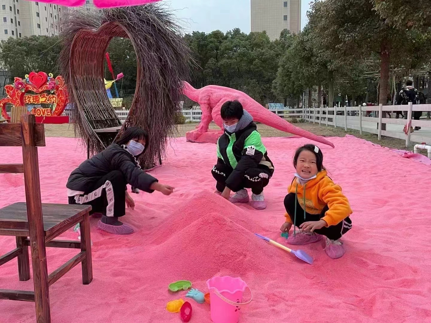 粉色沙滩红黄青蓝紫七彩沙子粉色系列主题
