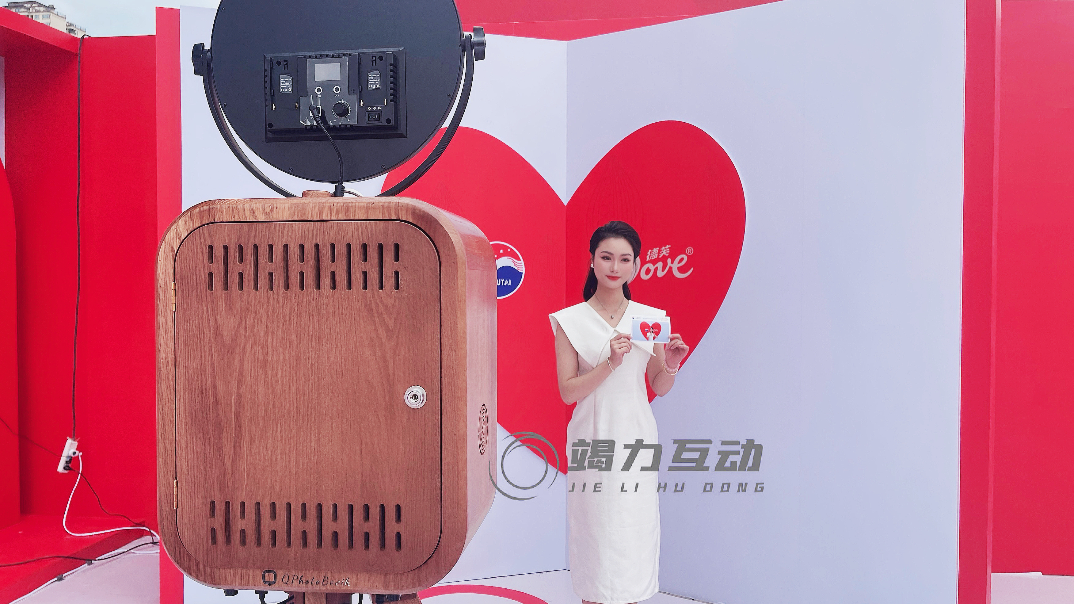 贵州茅小凌酒心发布会Q记萌拍互动