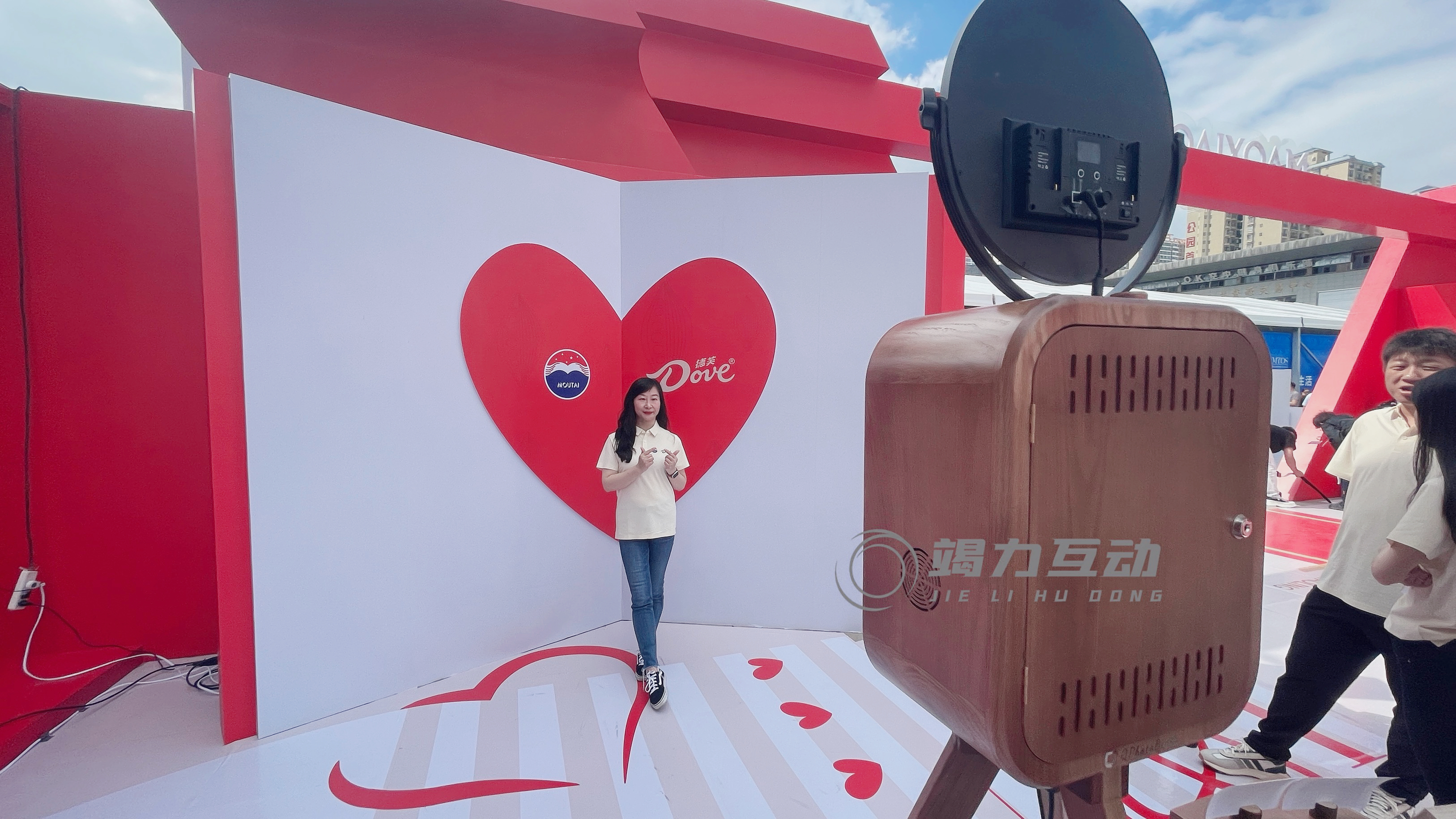 贵州茅小凌酒心发布会Q记萌拍互动