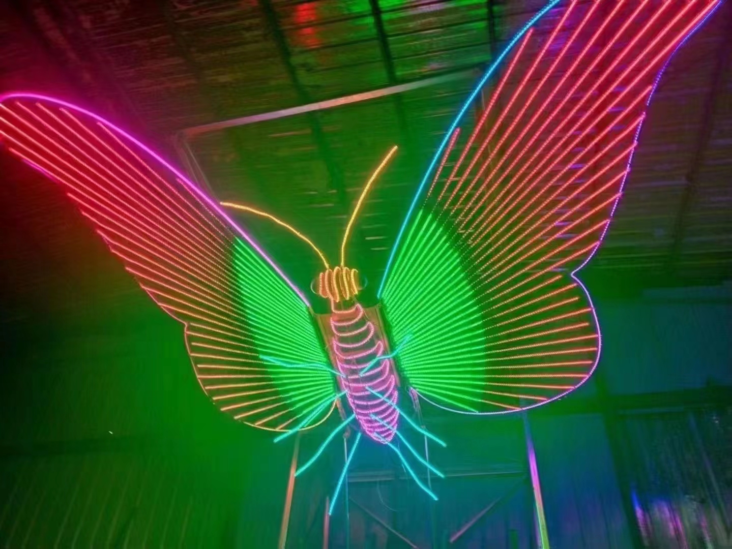 网红打卡蝴蝶秋千巨型蝴蝶造型灯光互动装置